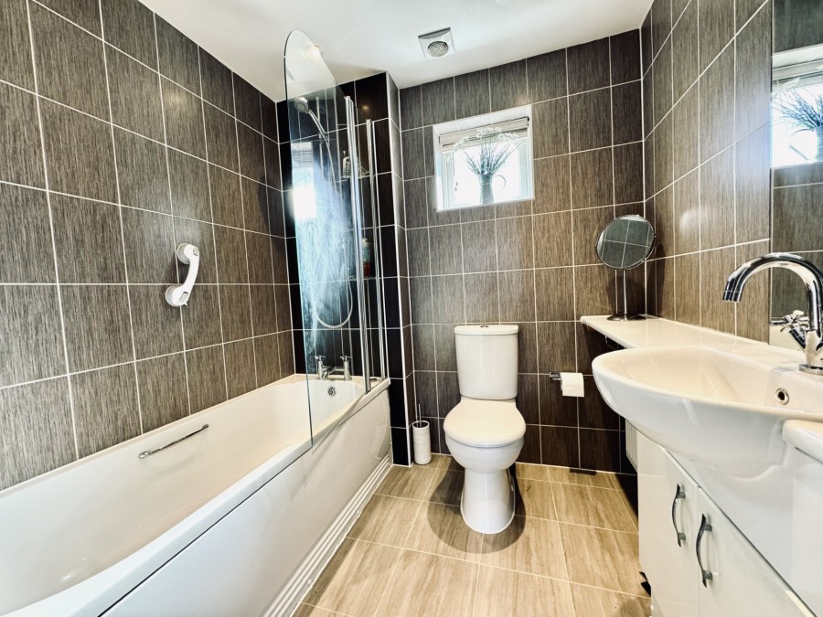 Images for Chestnut Gardens, Hartley Wintney